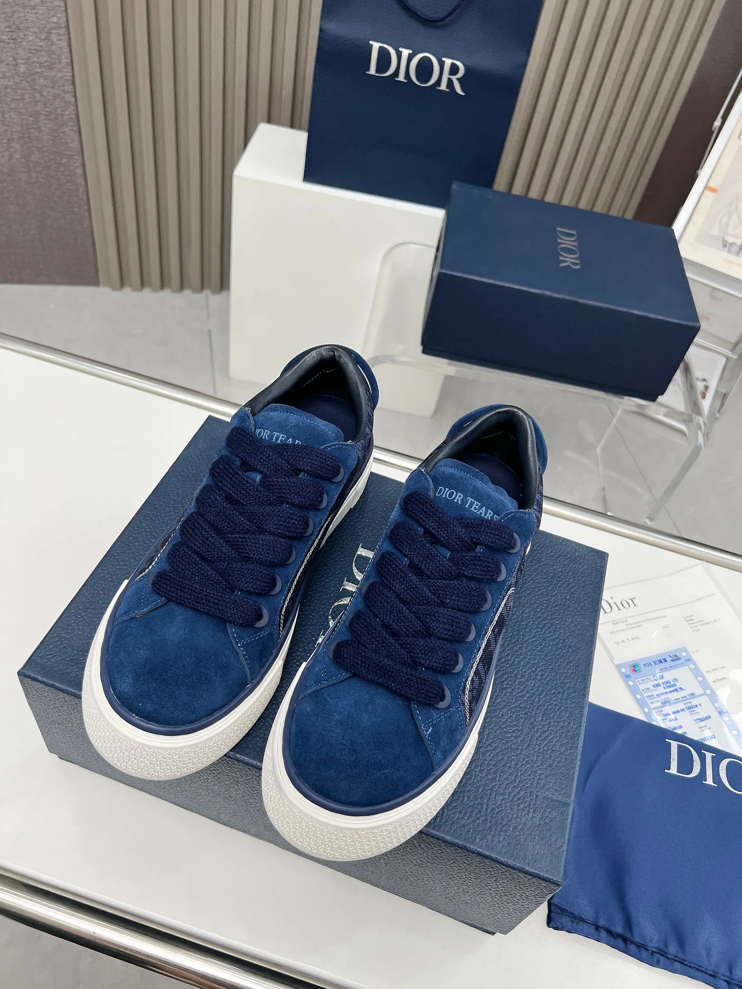 👟👟Ex-factory price 560👟👟 Men +10 DIOR TEARS Dior co-branded B33 sneakers are new in the fall of 2023, reinterpreting the classic tennis shoes, and the fashionable silhouette highlights the thickness. Crafted from blue cotton denim, it's finished with a laser-drawn Oblique print, layered with cotton styling details that showcase the Dior Tears collection's 👟👟Ex-factory eace Sign pattern, and finished with navy suede panels. The padded shoes stand out, showcasing an embossed Dior Tears logo, wide navy mohair laces and brass eyelets with a matte tonal finish. The cream-white Dior Oblique patterned rubber sole, enhanced by the contrasting Dior 30 Avenue Montaigne signature on the rear, will add a modern touch to any casual look. Size: Women's 35-40 (34, 41 customized, non-refundable) Men's 39-45 (38, 46 customized, non-refundable)
